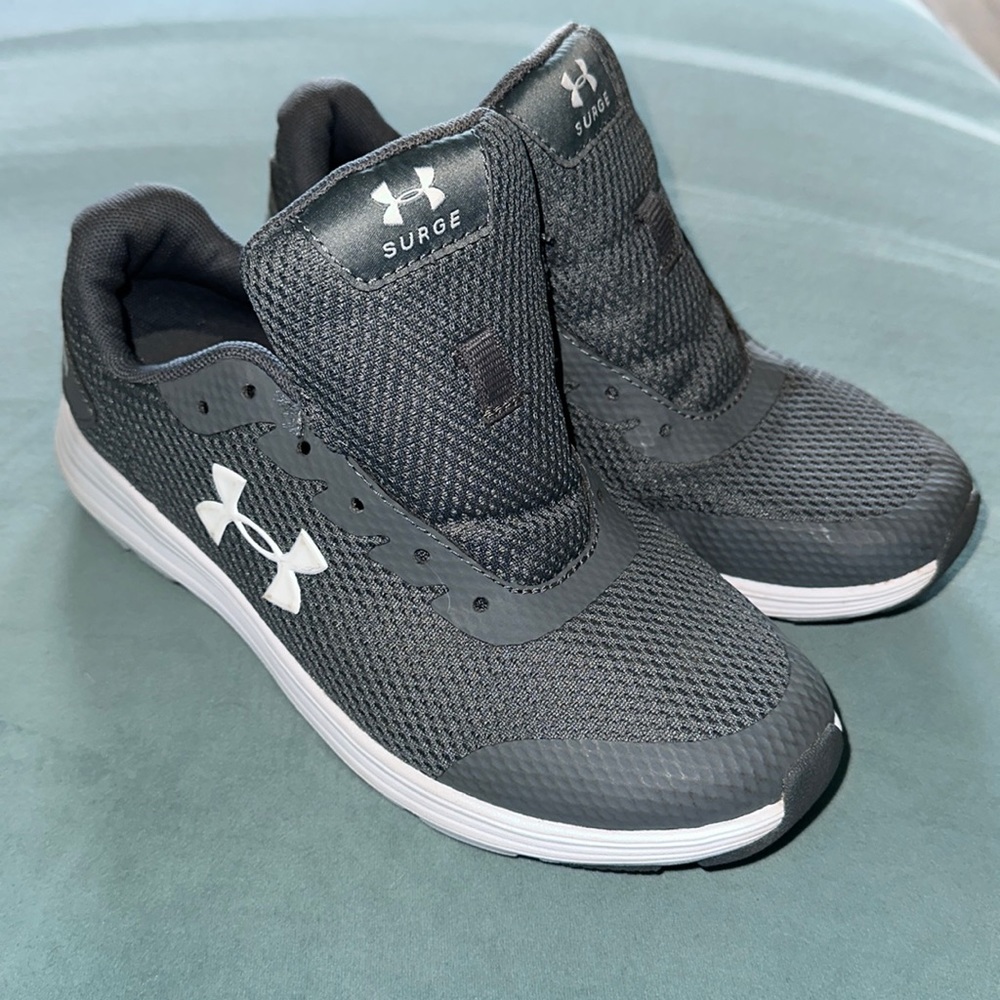 Under amour unisex surge 2 sneakers like new